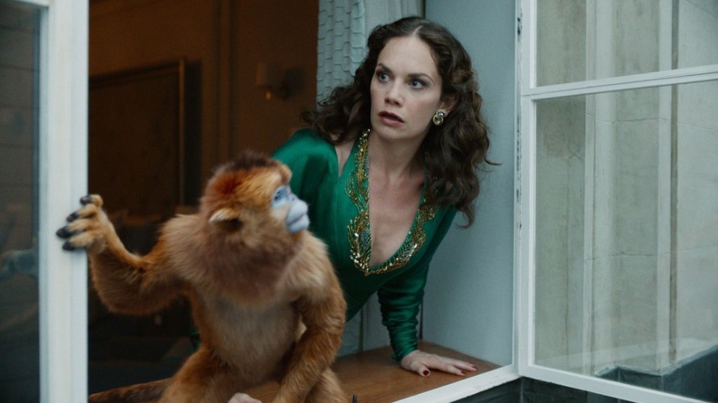Mrs Coulter (Ruth Wilson) et Golden Monkey constatent la fuite de Lyra
